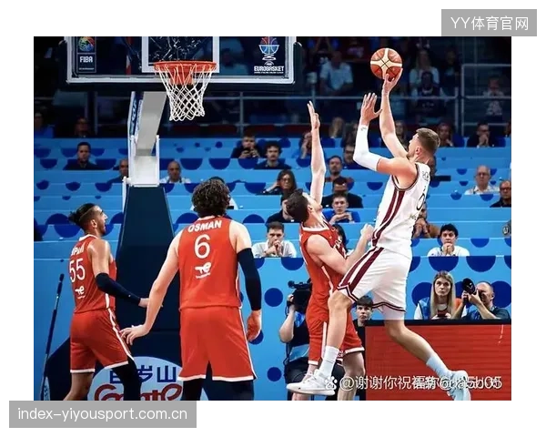 拉脱维亚外线准星惊人连中三分，演绎篮球场上的神奇时刻